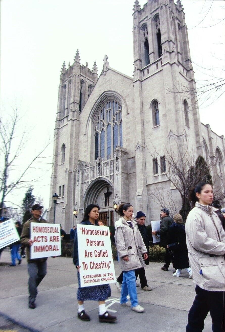 LV1-149 1997 ANTI-GAY PROTEST AT HOMOSEXUAL MASS CHURCH ORIG 35MM COLOR SLIDE