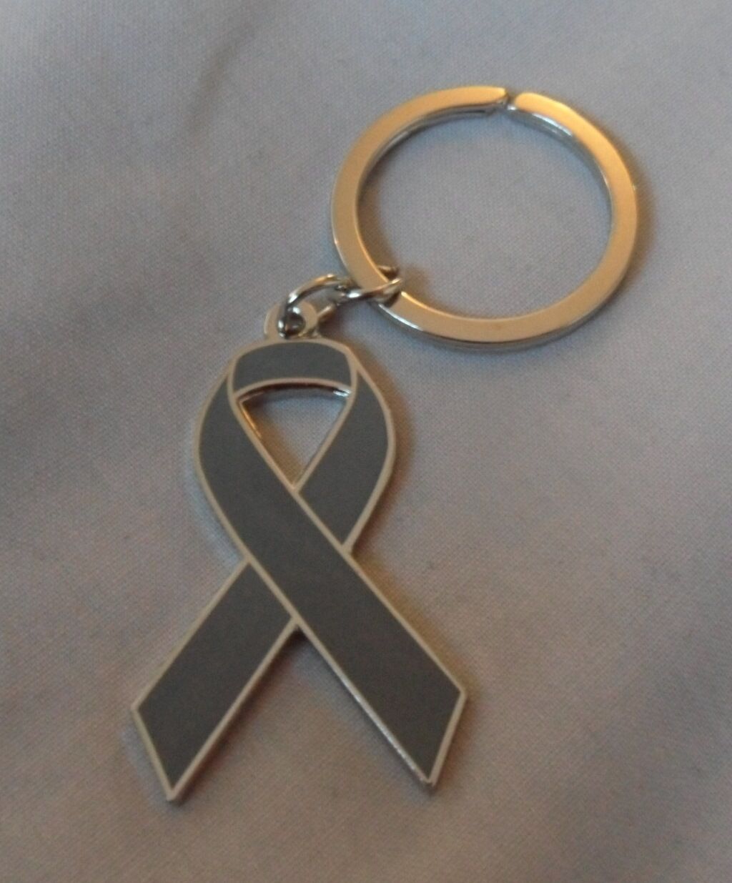*NEW* Schizophrenia Awareness ribbon enamel grey keyring. Charity, badge.
