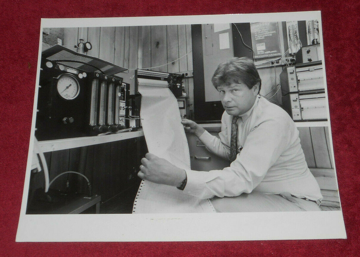 1989 Press Photo MassDEP Man Checks Air Quality Printout Kenmore Square Boston