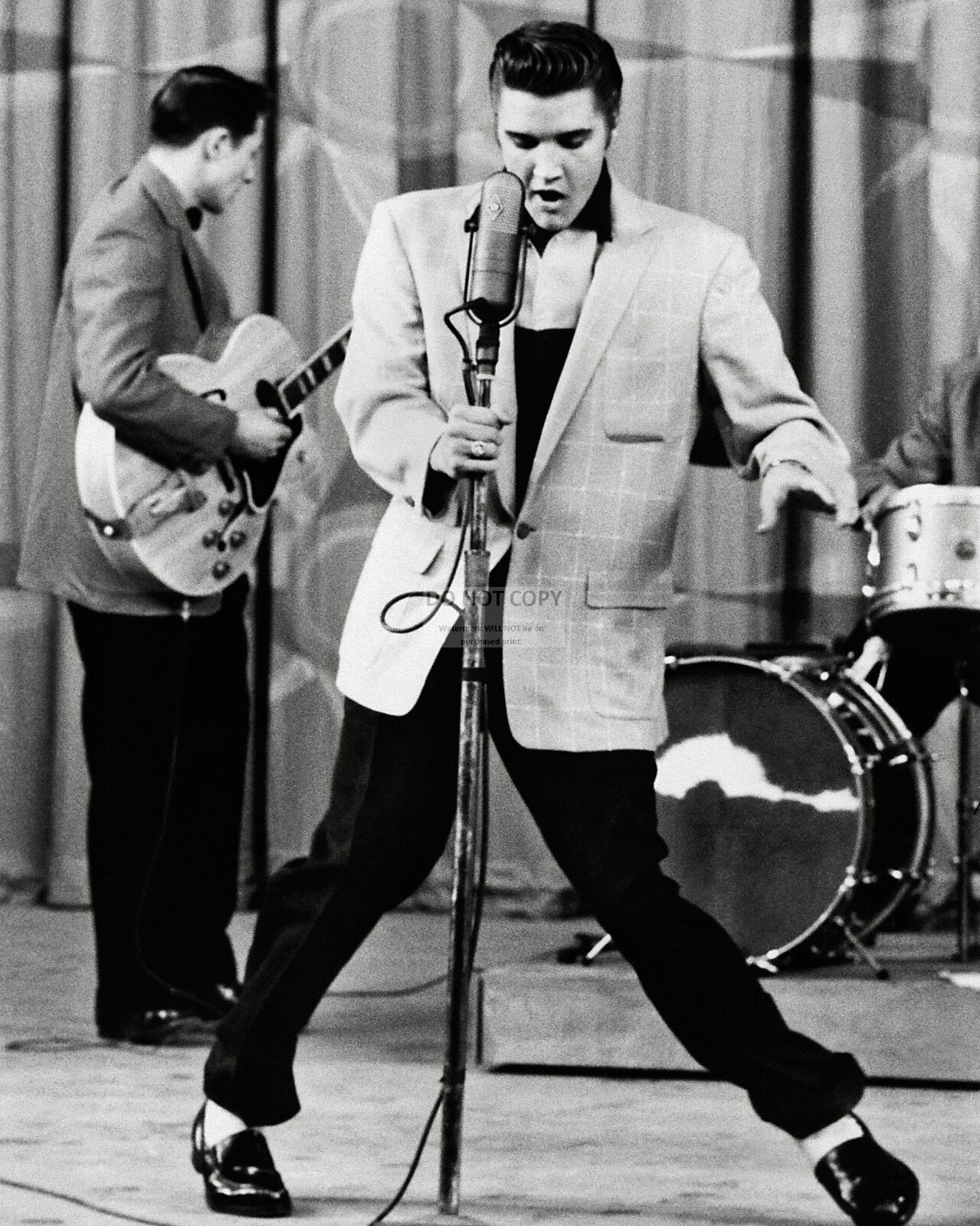 ELVIS PRESLEY ACTOR AND MUSICIAN - 8X10 PUBLICITY PHOTO (EP-897)