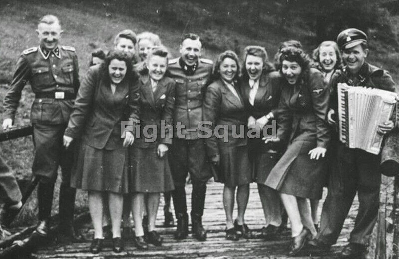 WW2 Picture Photo German officers and guards with womans guards 3908