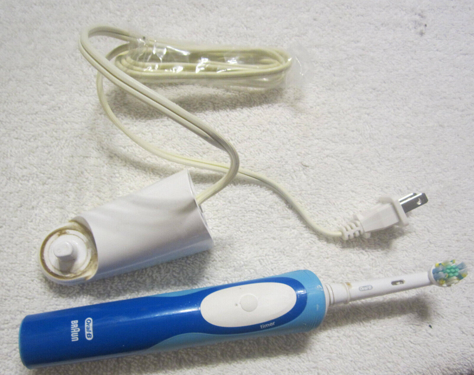 709 oral b braun electric toothbrush type 3,charger and brush,charges and works