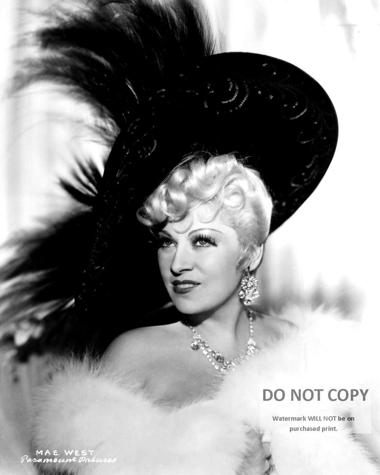 MAE WEST ACTRESS AND SEX-SYMBOL - 8X10 PUBLICITY PHOTO (DD-030)