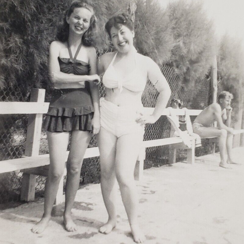 Pretty Giggling Bikini Girls Photo 1940s San Antonio Texas Vintage Original J280