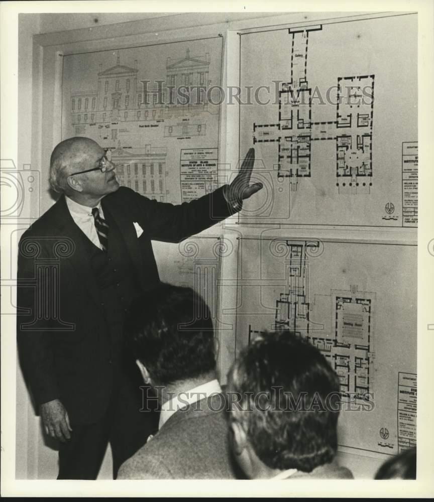 1984 Press Photo Architect William A. Hall planning Staten Island Museum move