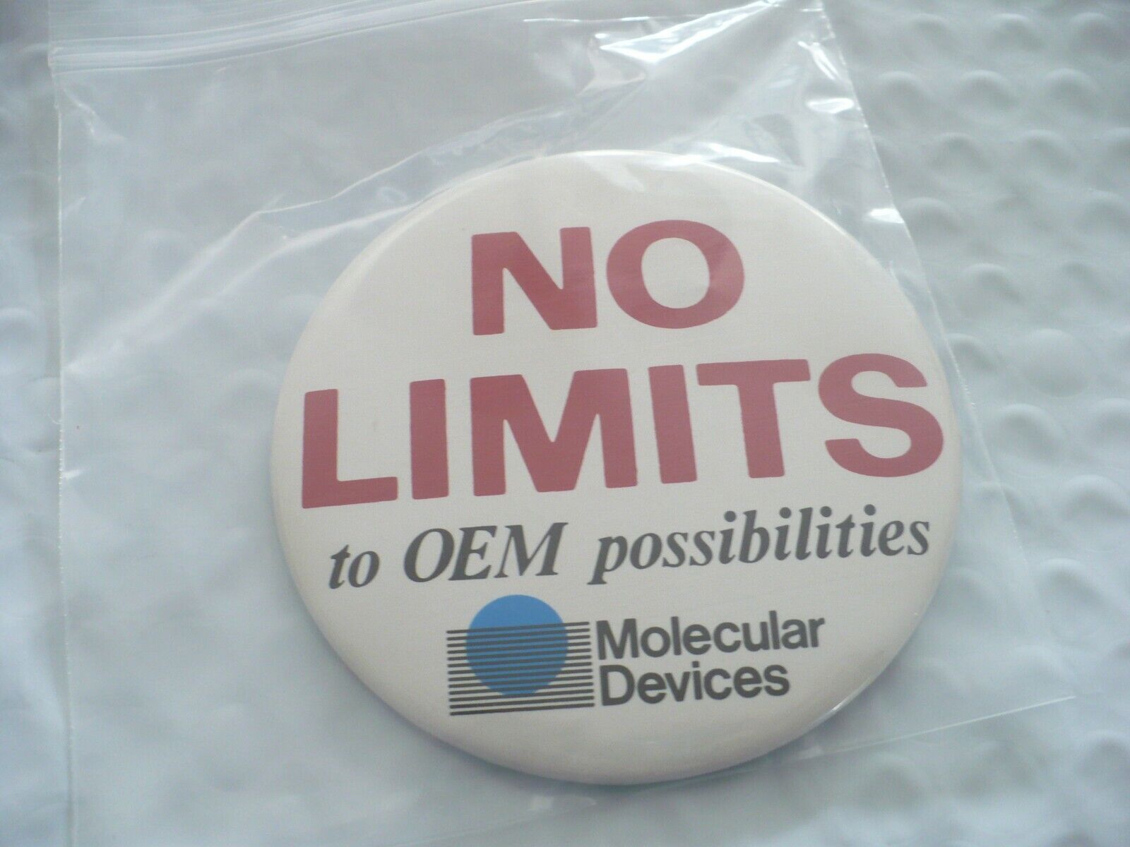 TT- NO LIMITS TO OEM POSSIBILITIES MOLECULAR DEVICES   PIN BADGE #42121 MINT