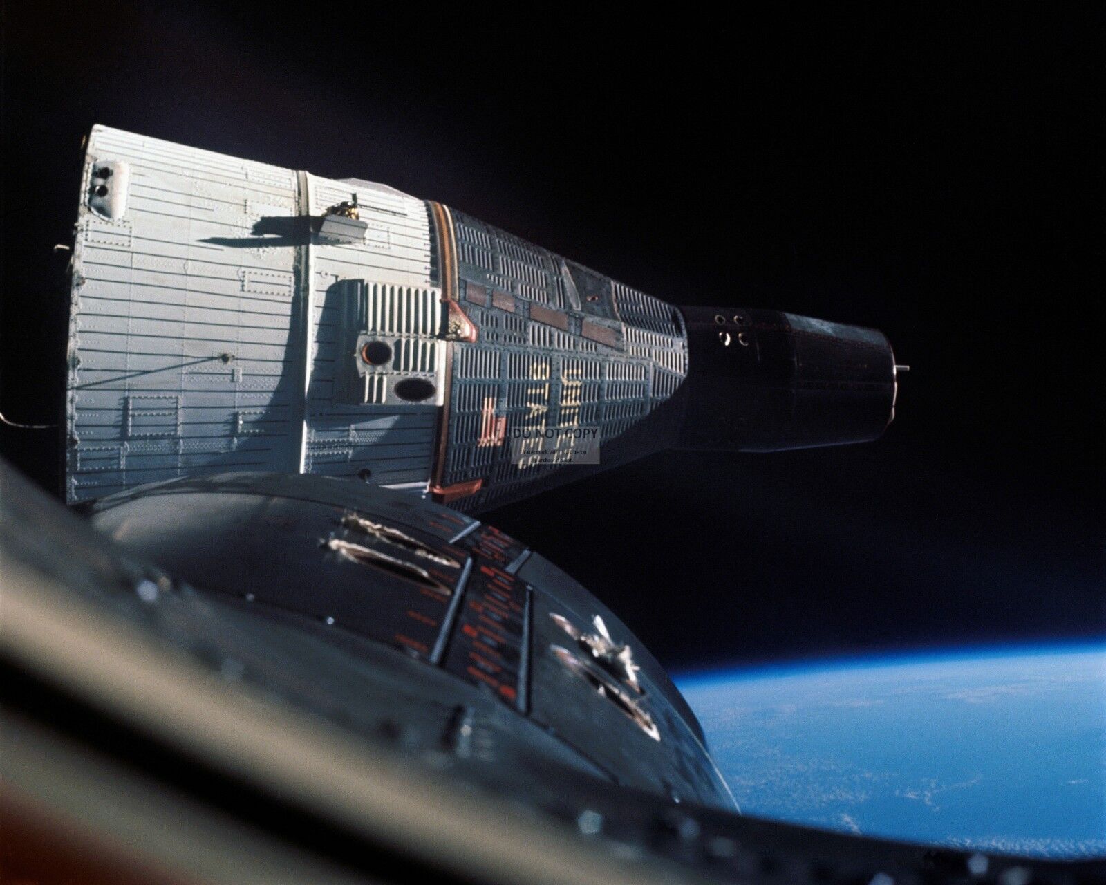 VIEW OF GEMINI 6 SPACECRAFT AS SEEN FROM GEMINI 7 - 8X10 NASA PHOTO (EP-841)