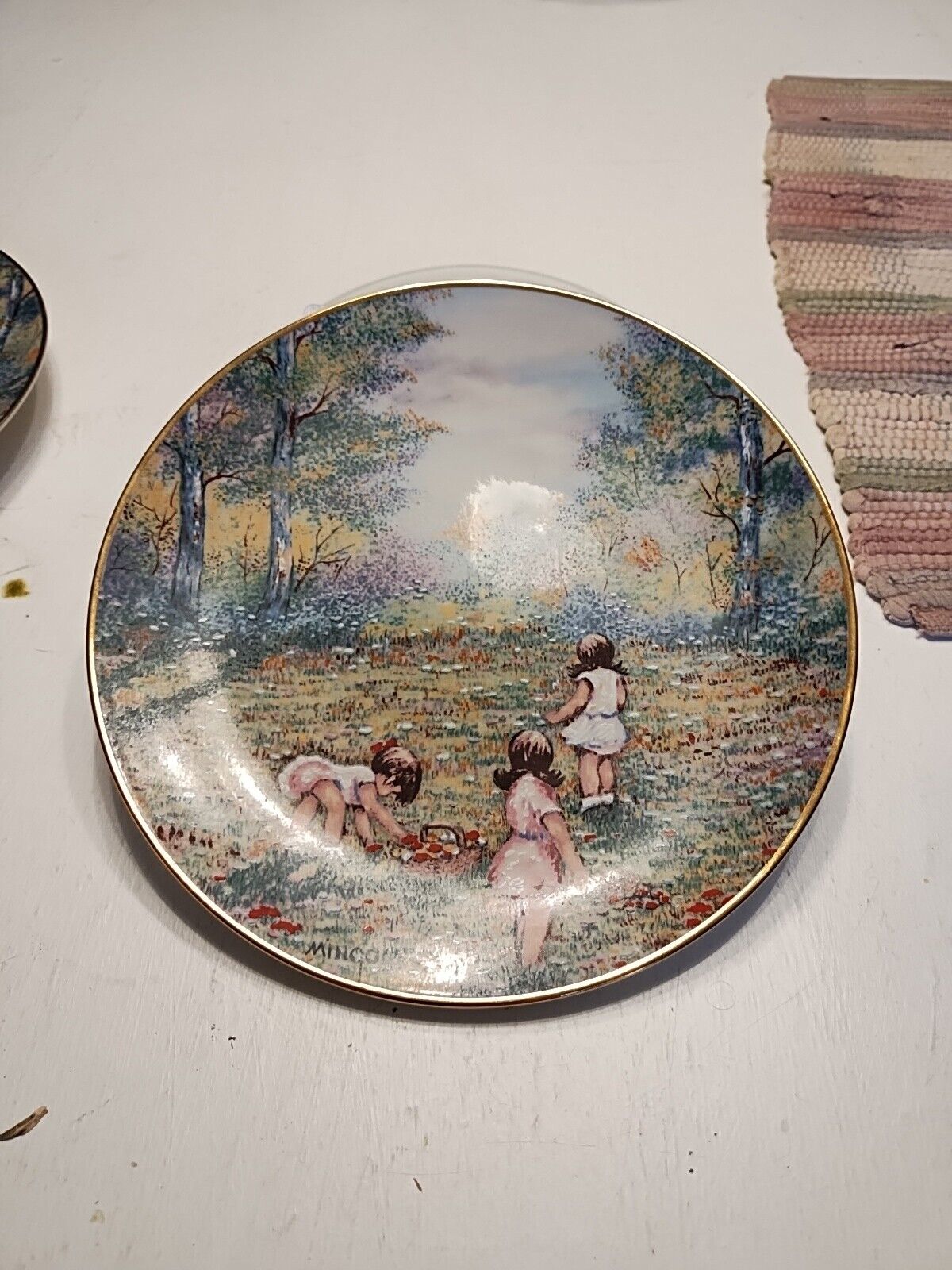 1977 CALHOUN'S COLLECTORS SOCIETY PICKING FLOWERS DOMINIC MINGOLLA PLATE