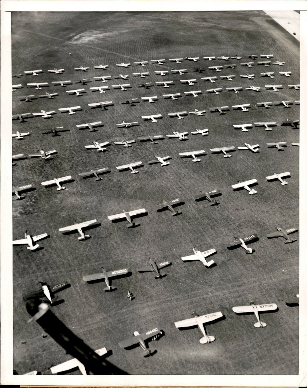 GA142 1953 Original Photo UNUSUAL PARKING PATTERN DAYTON\'S COX AIRPORT PLANES