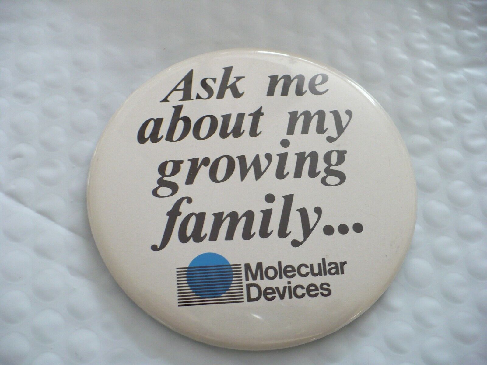 TT- VINTAGE ASK ME ABOUT GROWING FAMILY MOLECULAR DEVICES PIN BADGE #42082 (4 IN