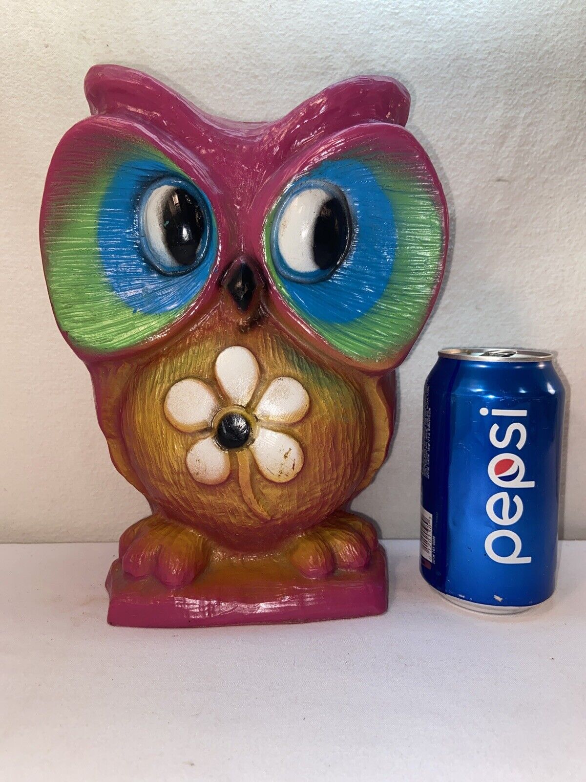 Vtg 1971 Vinyl Prod. Corp. Wise Owl HIPPY COOL Daisy Flower Pink Bank Figurine