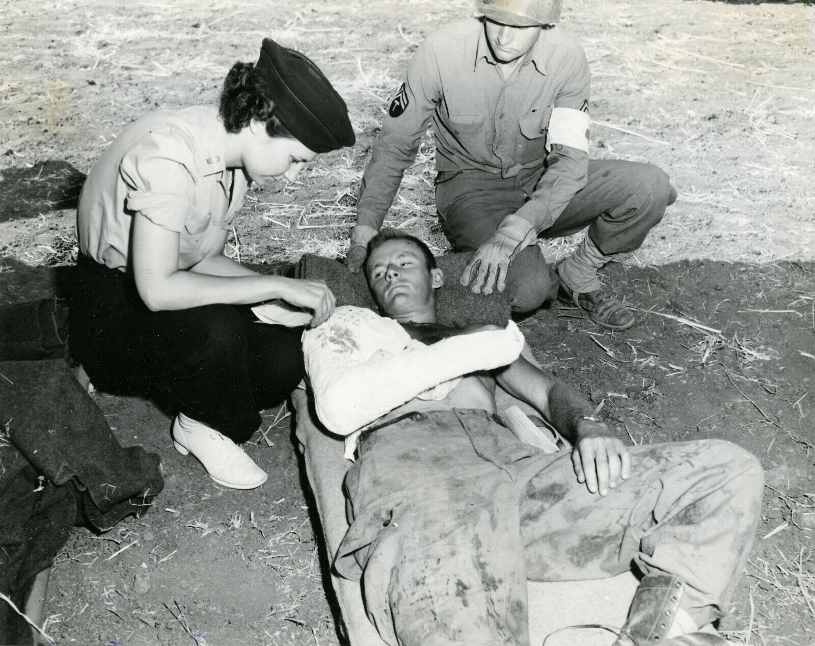 WW2 WWII Photo US Army Nurse Checks Wounded Soldier  World War Two / 1788 