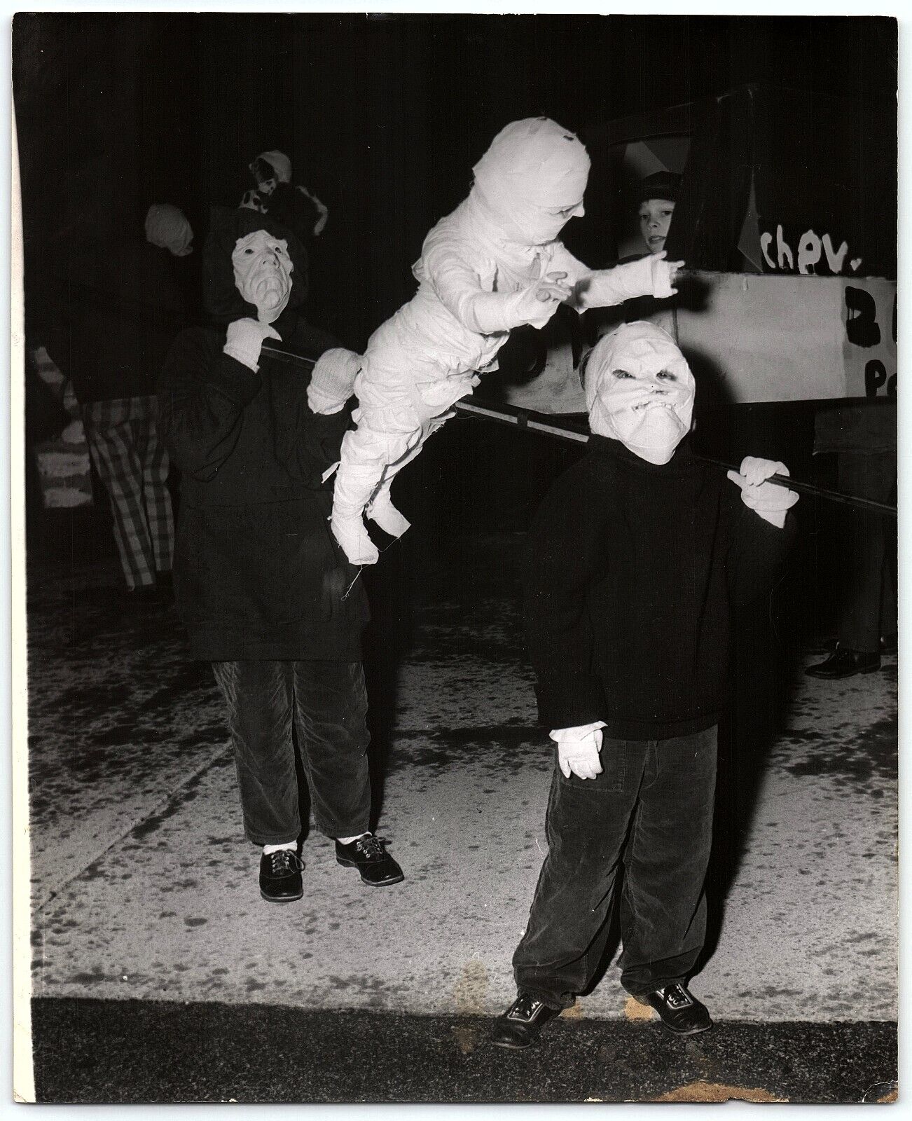 1950s SPOOKY HALLOWEEN CHILDREN PRESS PHOTO KENOSHA EVENING NEWS STRANGE  Z3714
