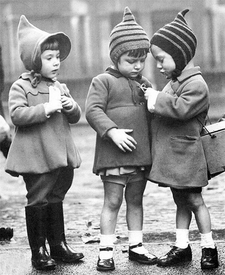 WWII B&W Photo British Children London Evacuation Battle of Britain  WW2 / 1093