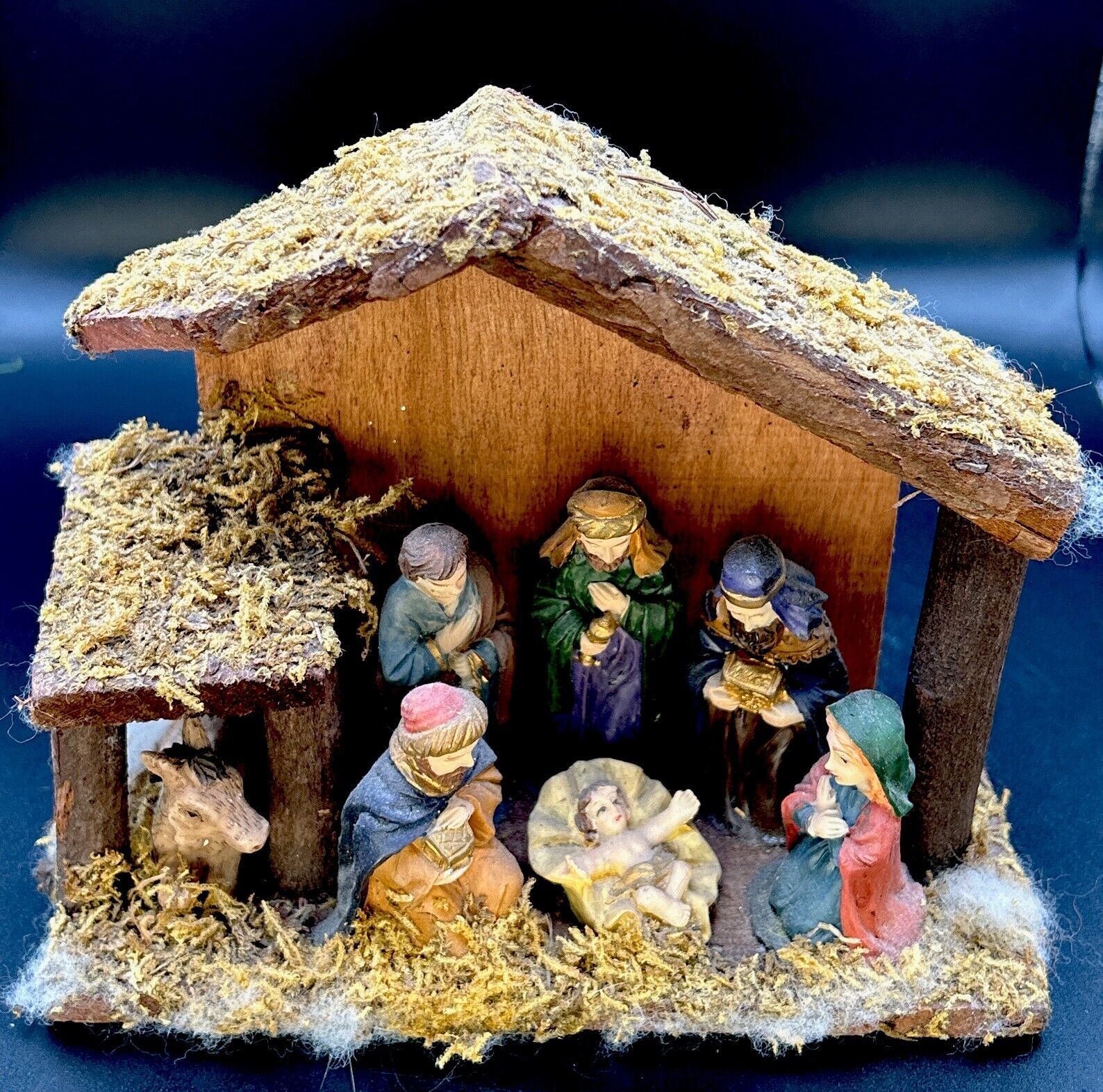 Enesco  Mini Christmas Nativity Scene Jesus Manger Decor Display  Vintage  2002.