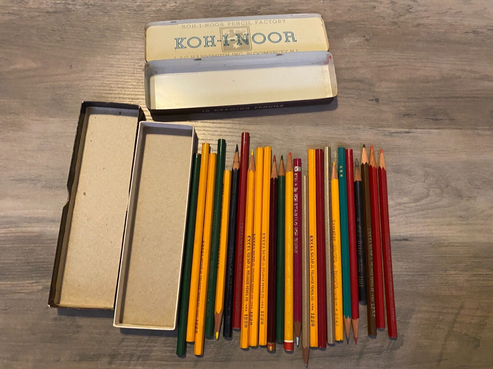 VTG Lot of Wood Drawing Pencils Colored