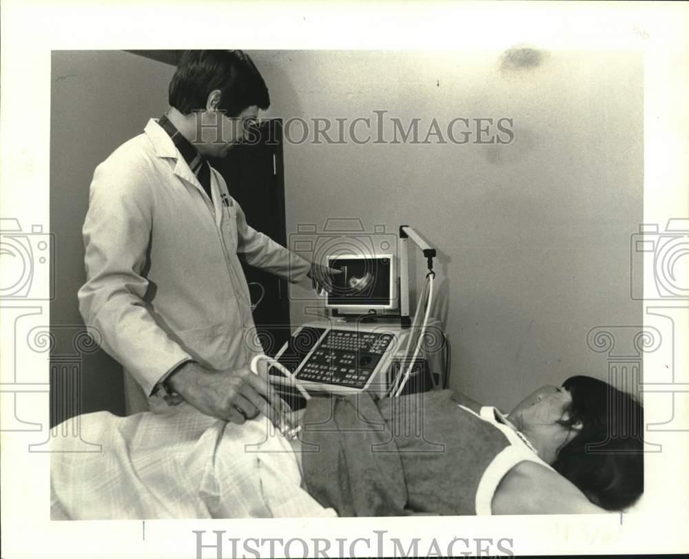 1986 Press Photo Dr. William Roniger, Fertility Specialist, Shows Patient's Eggs
