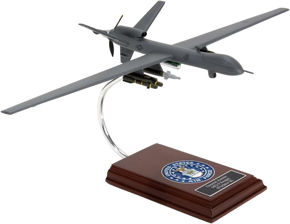 USAF General Atomics MQ-1 Reaper Drone + Missiles Desk Display UAV 1/32 SC Model
