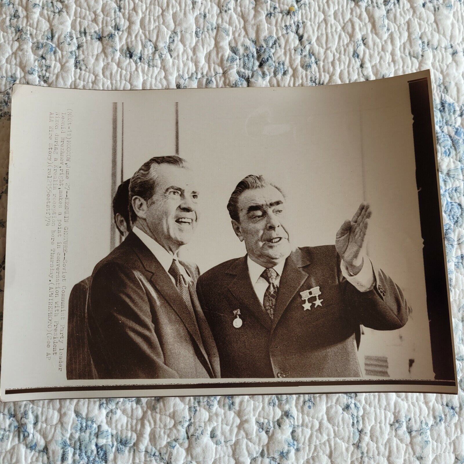 Leonid Brezhnev President Nixon Press Photo 1974 Kremlin Reception Gesture 