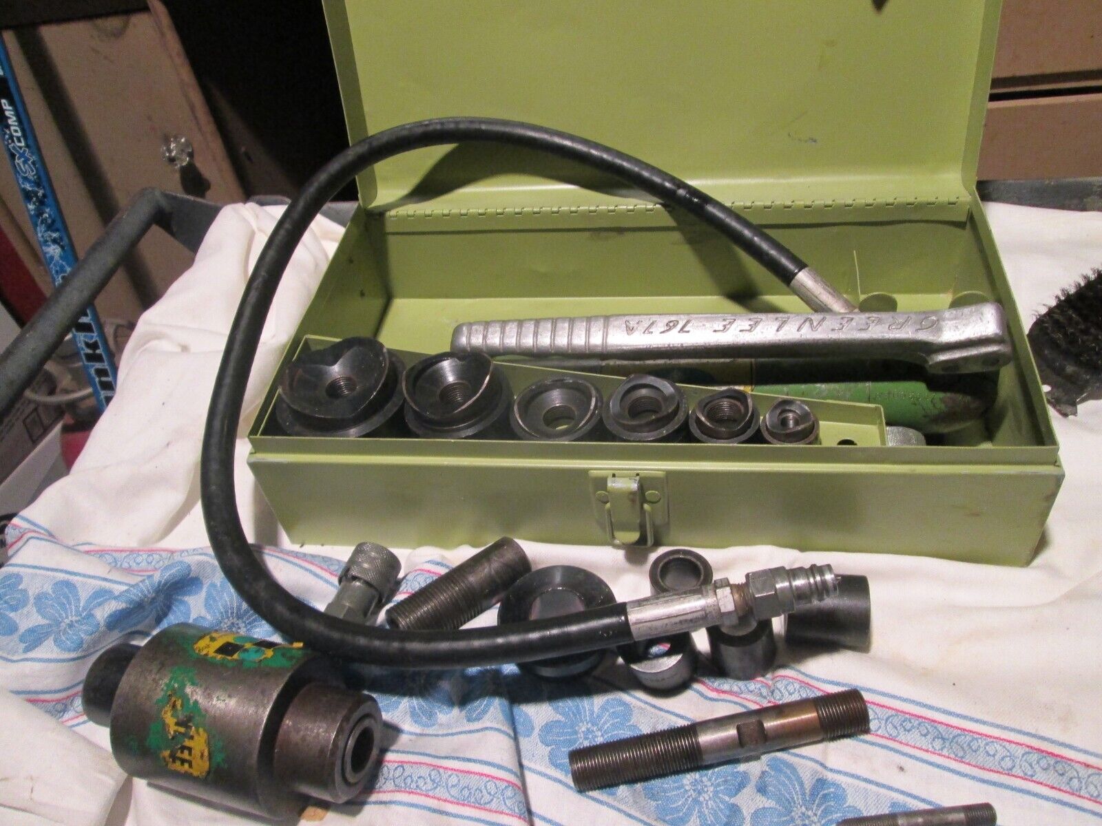Greenlee 767A Hydraulic Knockout Punch Set with Pump, Ram, Punches