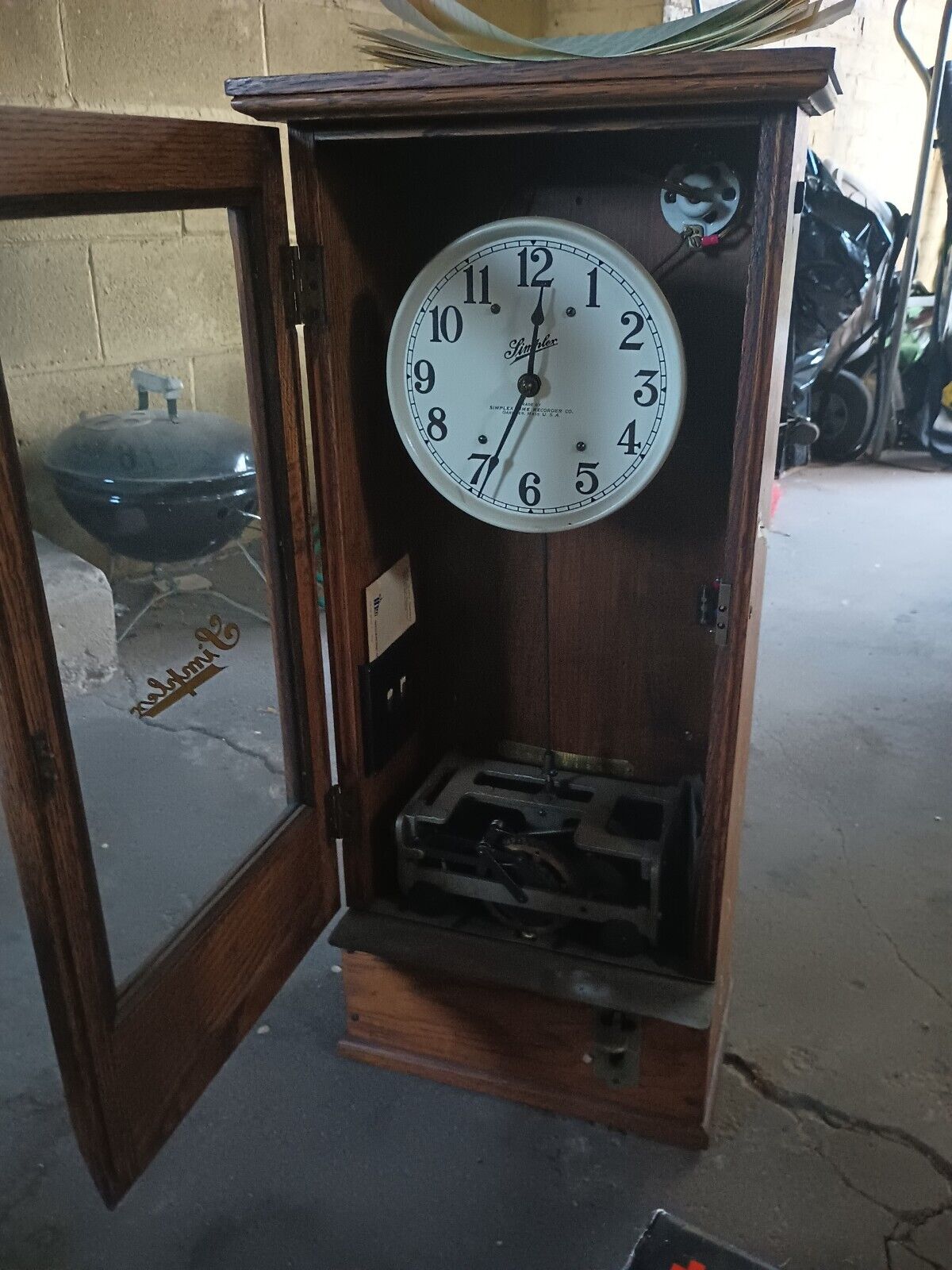 Antique Simplex Time Recording Clock Oak Wall Mount Gardiner Mass. Working clock