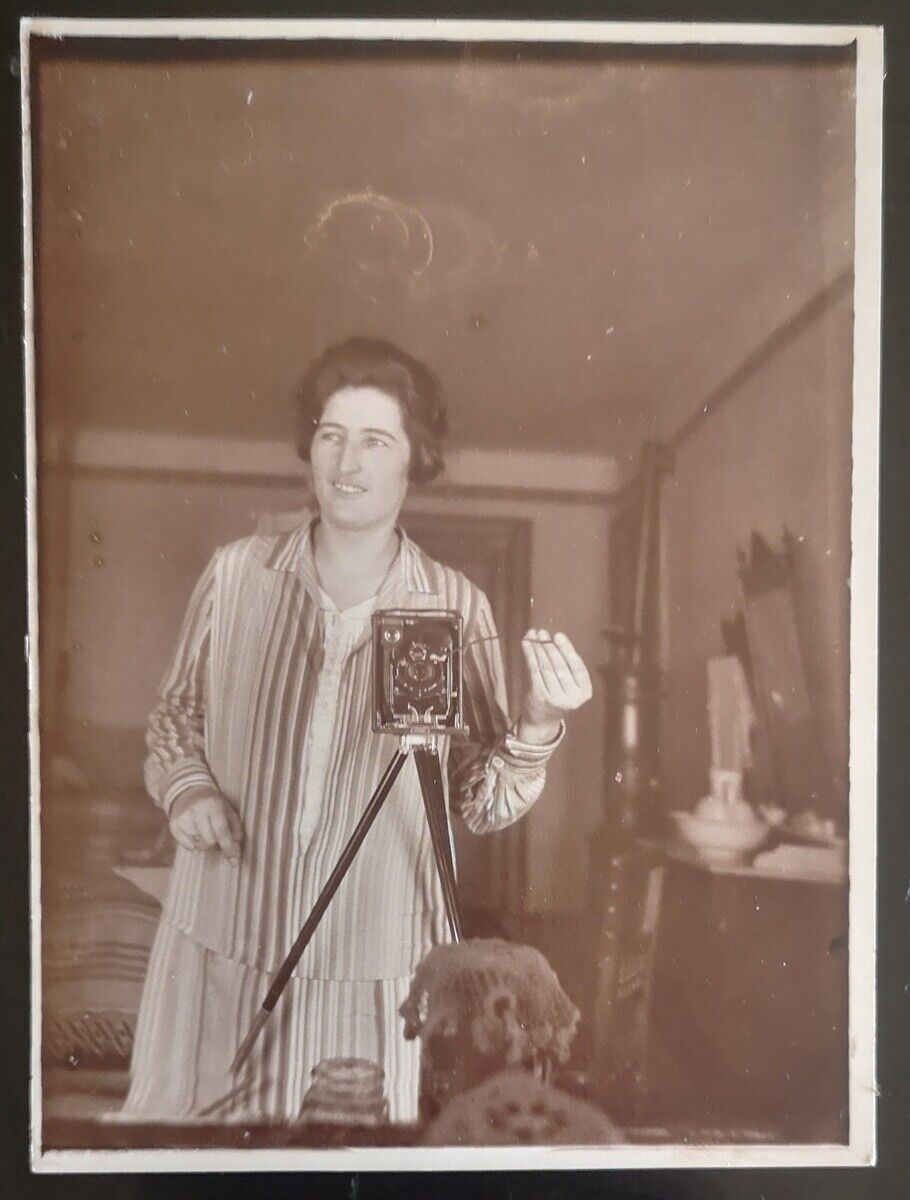 Young elegant woman photographer with camera, vintage antique 1920' photo 