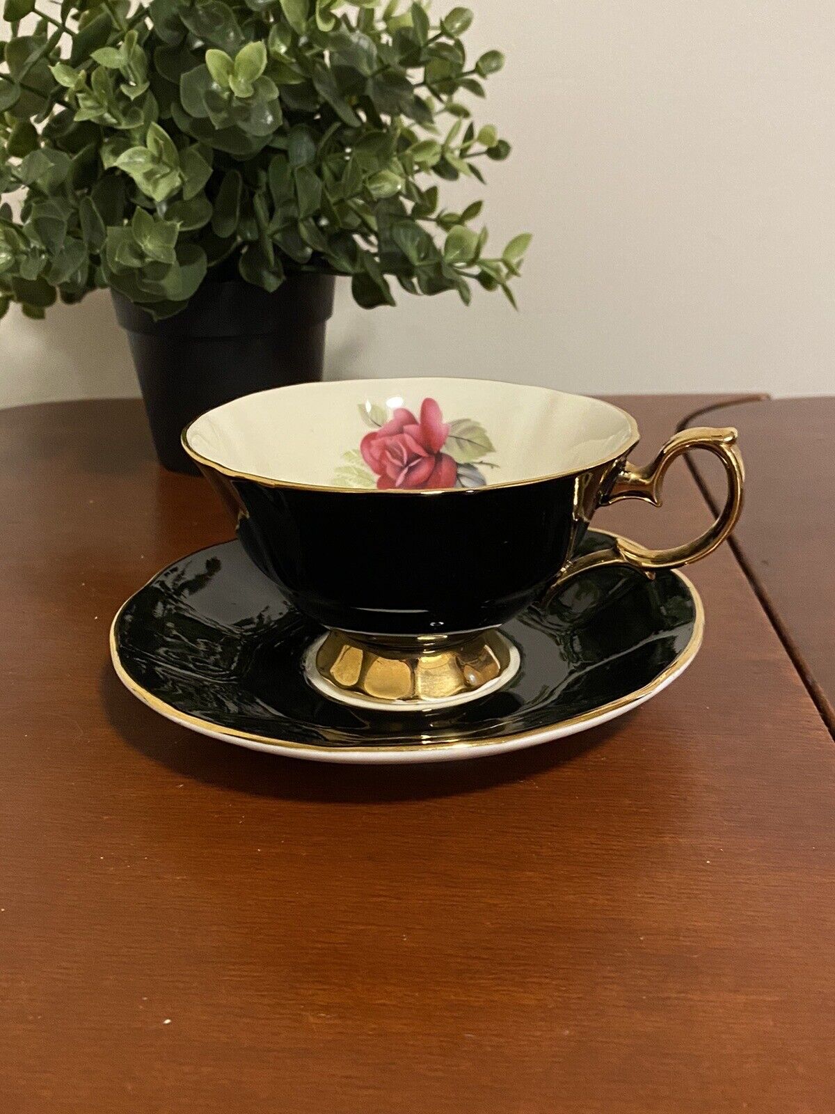 Vtg Majestic Elizabethan Staffordshire Black W/Pink Rose & Gold Teacup/ saucer