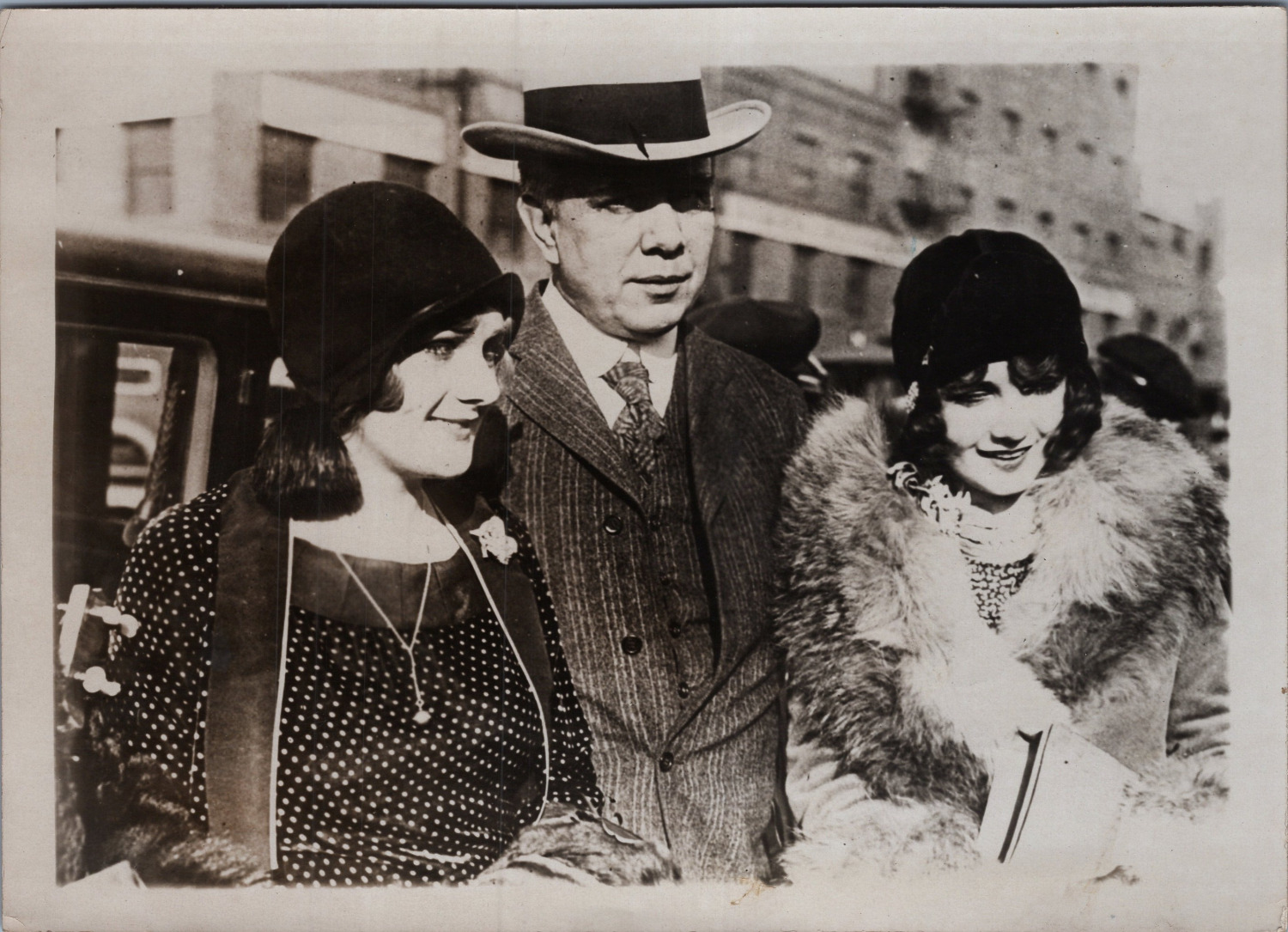 United States, New York, Millionaire Harry Kendall Thaw Well Surrounded, Vintage p