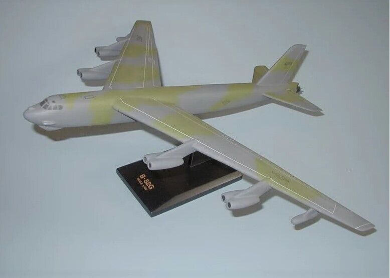 USAF Boeing B-52G Stratofortress Camo Desk Top Display 1/100 Model SC Airplane