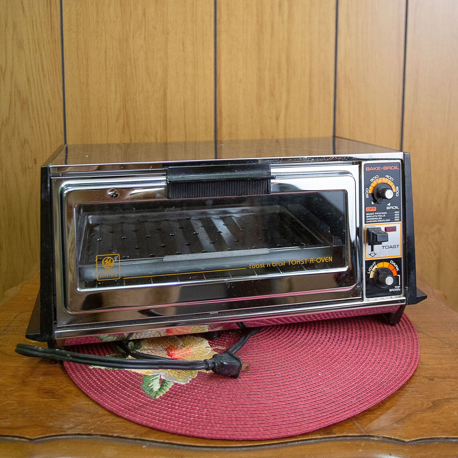GE Toaster Oven Vtg Toast N\' Broil Toast-R-Oven A13T26 Chrome Woodgrain w Trays