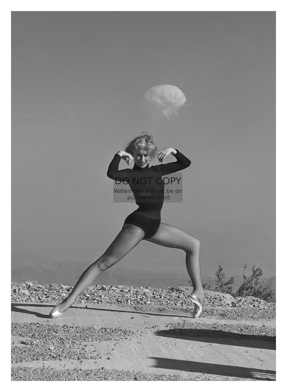 BALLERINA MODEL INFRONT OF NULEAR ATOMIC BOMB MUSHROOM CLOUD TEST 5X7 PHOTO