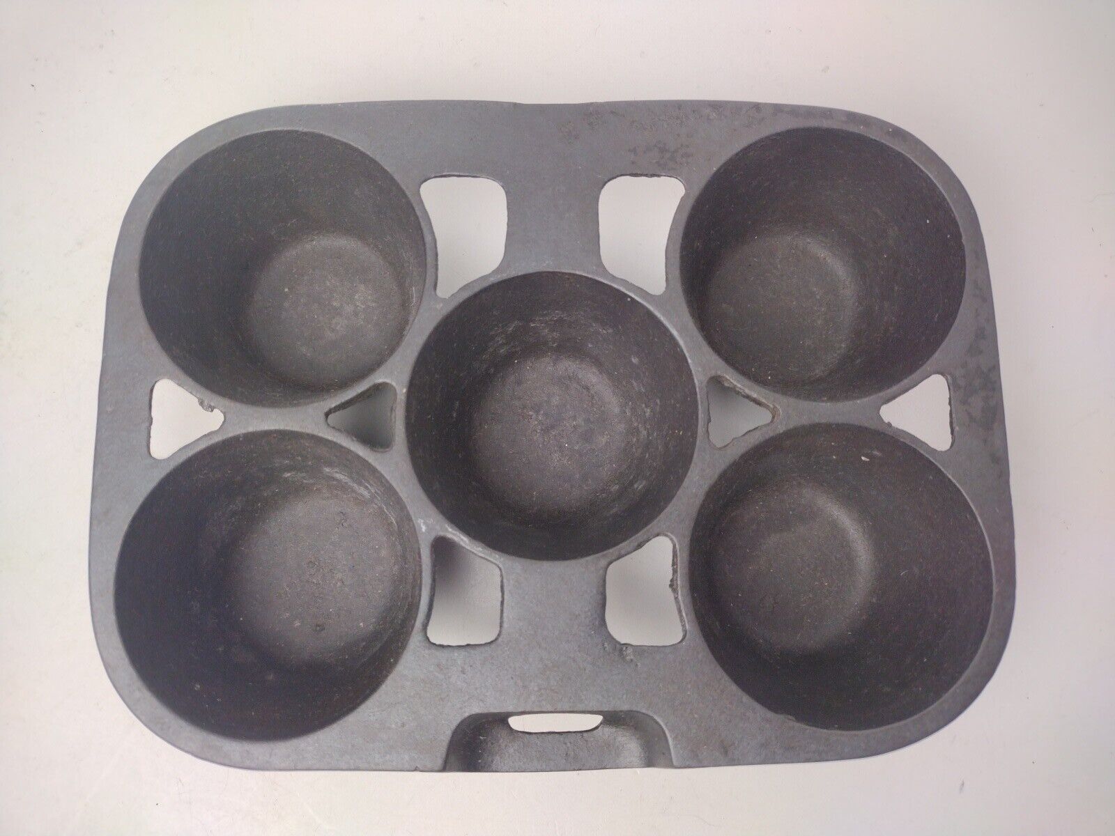 Vintage RARE Wagner Ware Q  Marked Cast Iron 5 Count Popover Muffin Pan Antique?