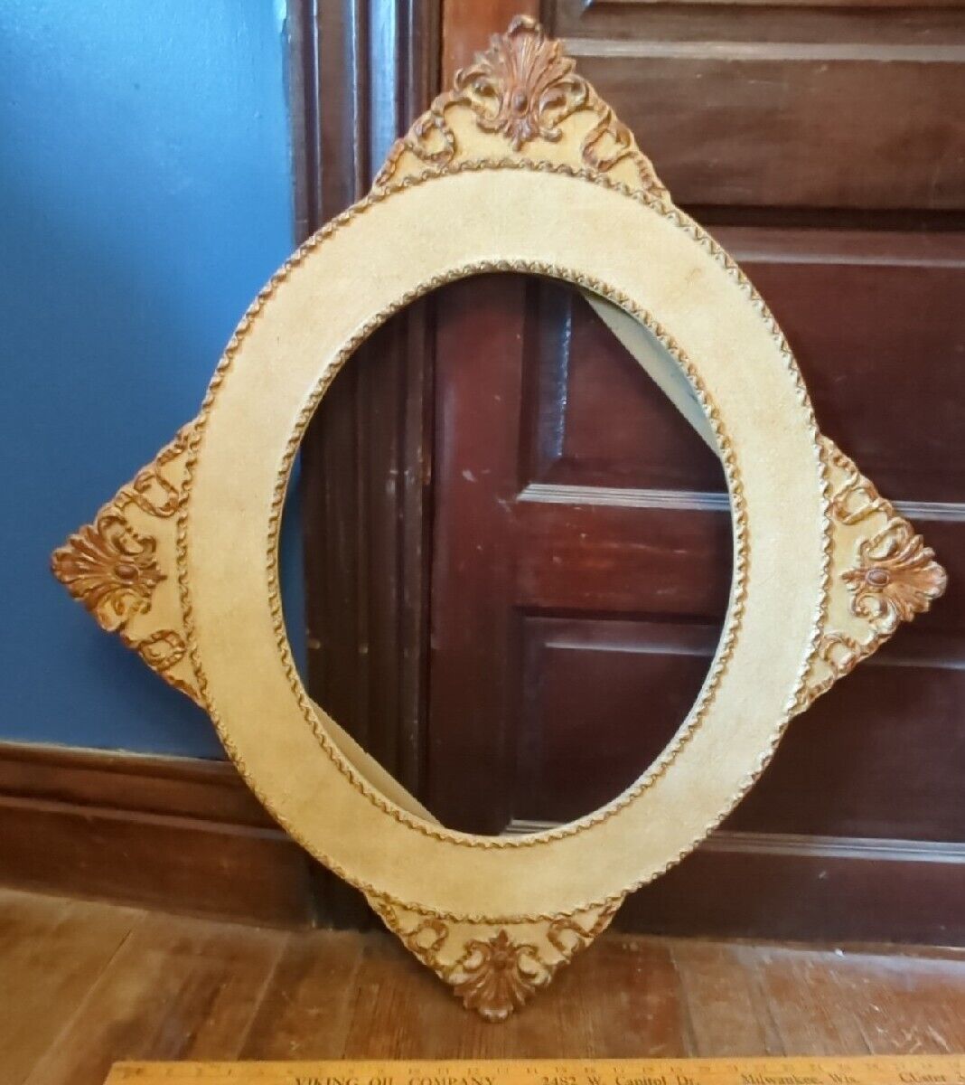 ANTIQUE LARGE WOOD OVAL PICTURE FRAME SCROLL WORK PAINTED ORNATE VTG UNIQUE 
