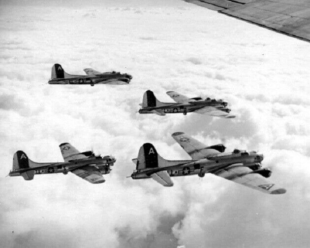 Formation of Boeing B-17 Flying Fortress on a bomb run 8x10 WWII WW2 Photo 637a