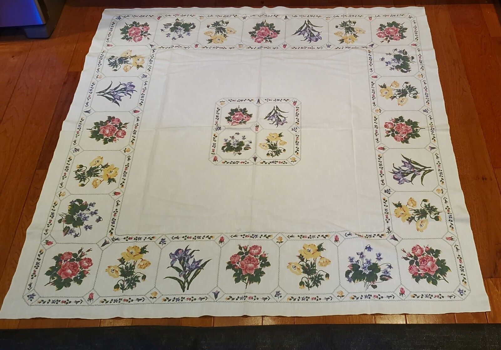 Rare 1950s LINEN Floral Print Tablecloth Vintage Farmhouse Décor 52” X 50