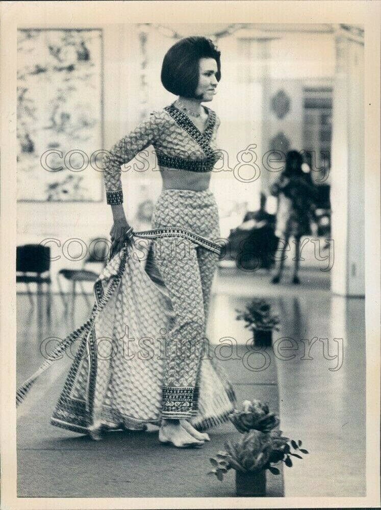 1971 Press Photo Beautiful Woman Models 1970s Paisley Pant Outfit