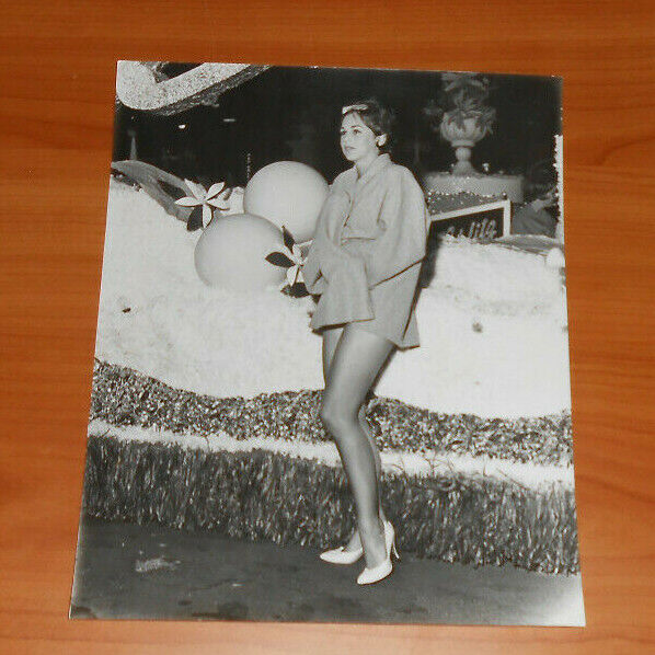 1961 Press Photo Miami Orange Bowl Parade Lakeland Float Oranges Lady In Jacket