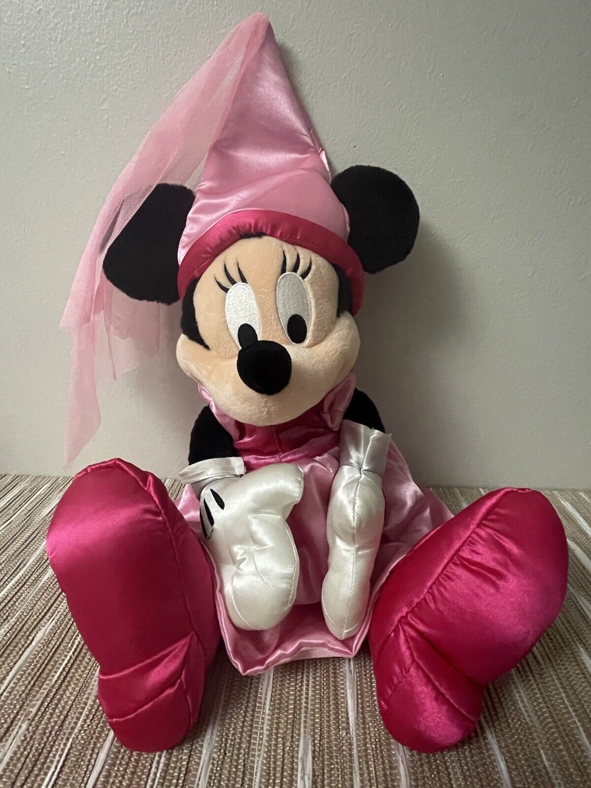 DISNEY PARKS Minnie Mouse in Pink Princess & Veil Outfit 22-in Plush Toy