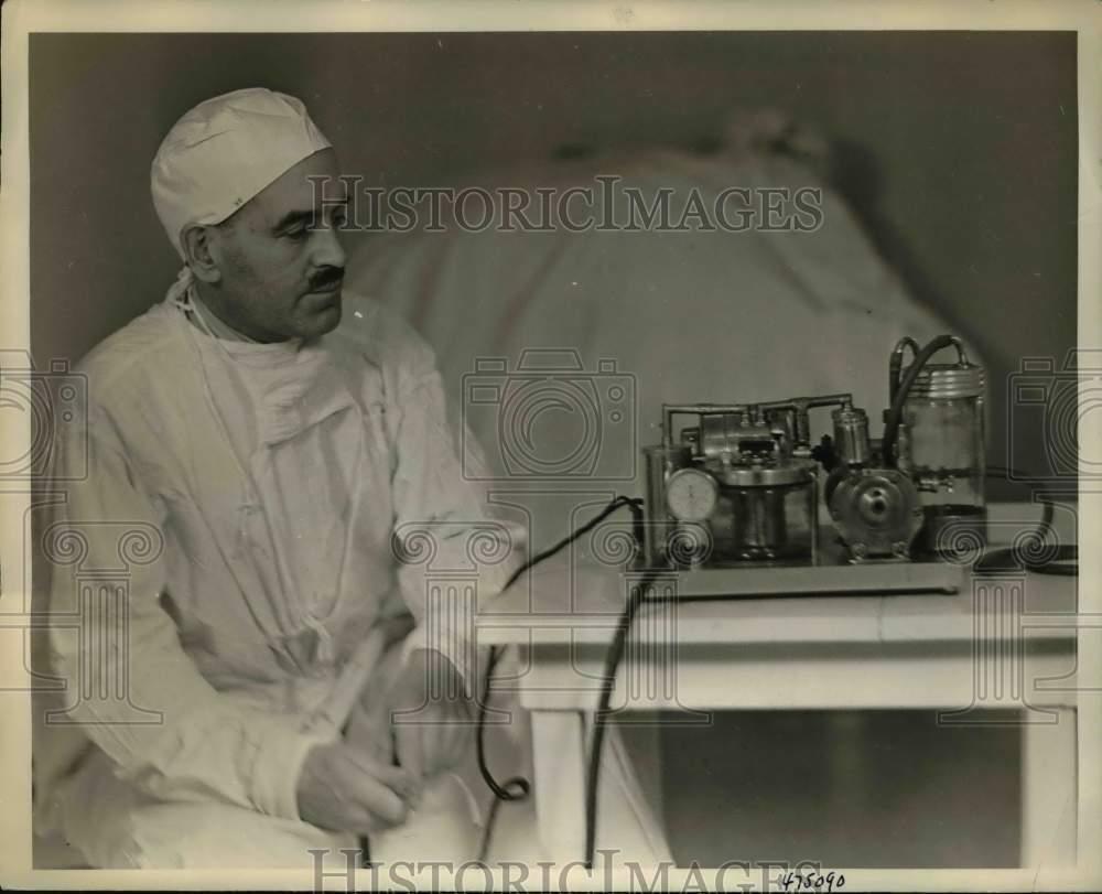 1939 Press Photo Dr. CH Robson poses with his machine that gives anesthetic