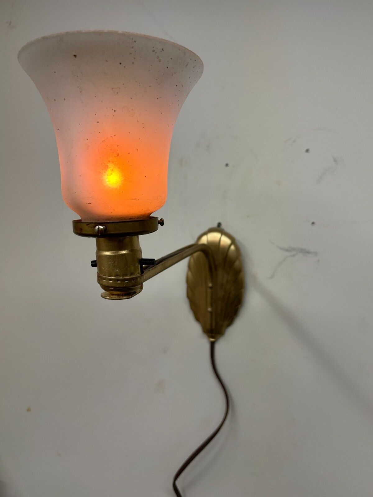 VINTAGE ANTIQUE WALL MOUNTED DESK LAMP