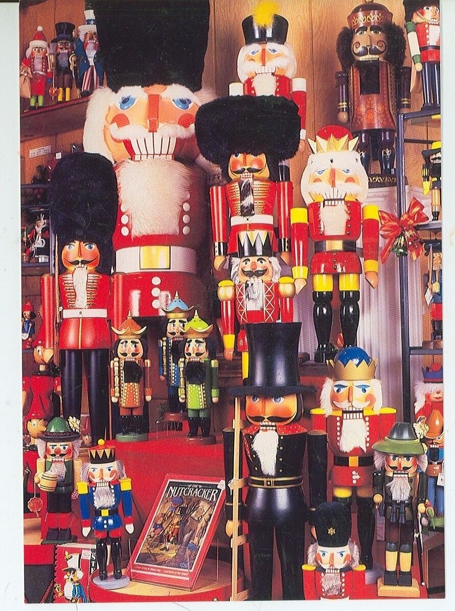FRANKENMUTH, MICHIGAN BRONNERS CHRISTMAS LARGE NUTCRACKERS ON POSTCARD (CD#81*)