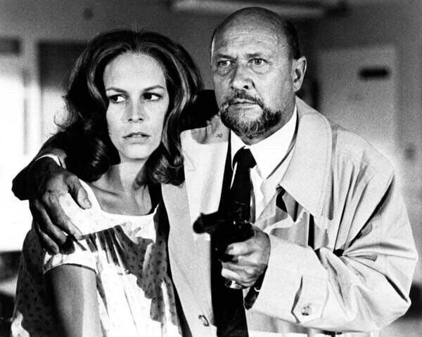 Halloween II 1981 Donald Pleasence protects Jamie Lee Curtis 24x30 inch poster