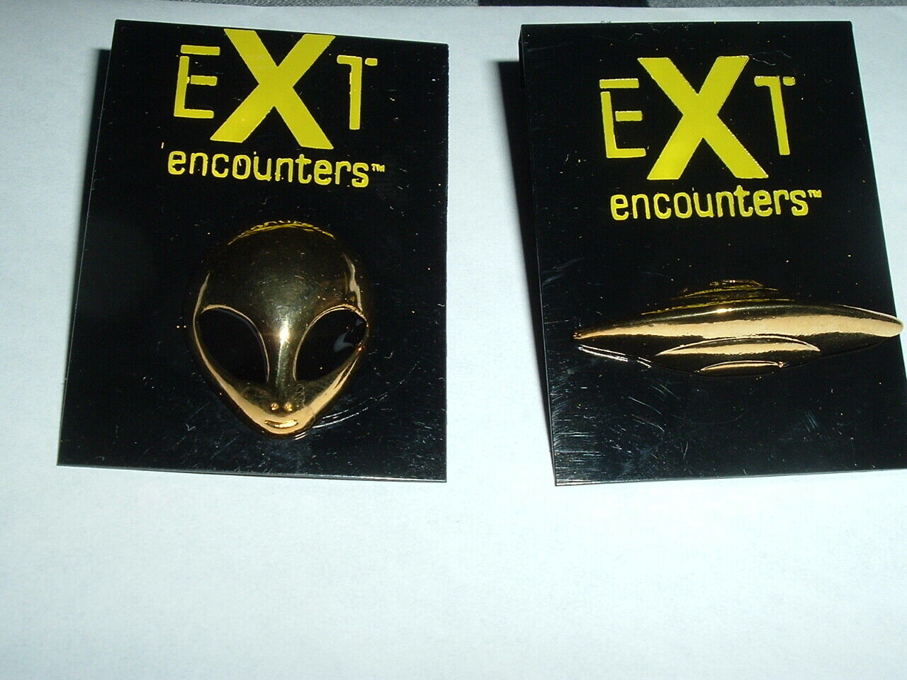 ALIEN - EXTRATERRESTRIAL ENCOUNTERS - EXT - ALIEN -UFO - 2 PIECE PIN SET