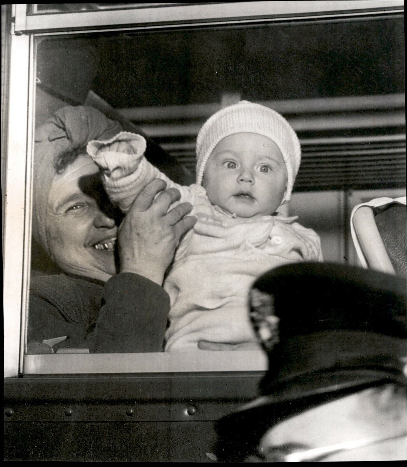 LG921 1956 AP Wire Photo HUNGARIAN BABY ON U.S. ARMY BUS FORT DIX NJ REFUGEES