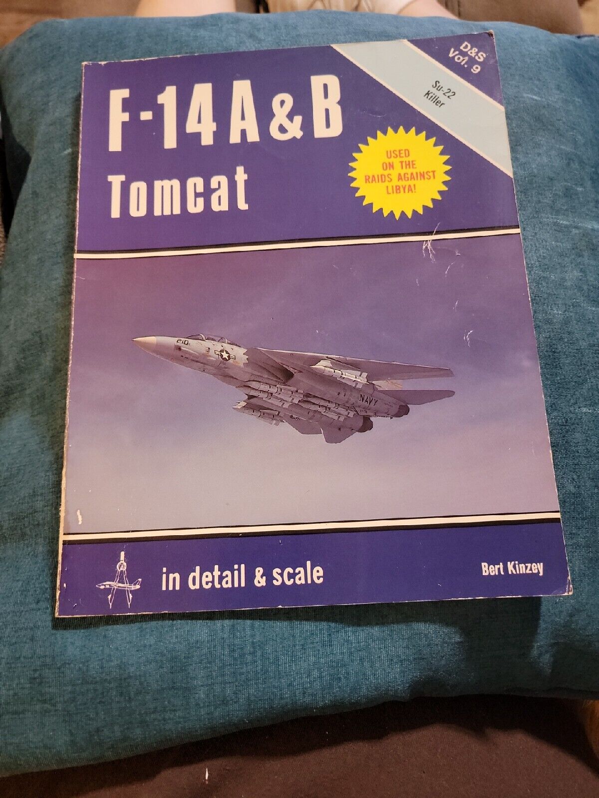 1982 GRUMMAN F-14 A&B TOMCAT Detail & Scale D&S Vol. 9 Soft Cover Book F14 Su-22