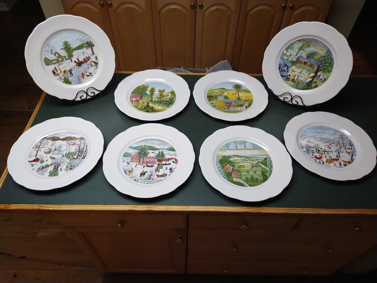 GRANDMA MOSES Limited Edition Set of  8Syracuse China Plates Excellent Condition