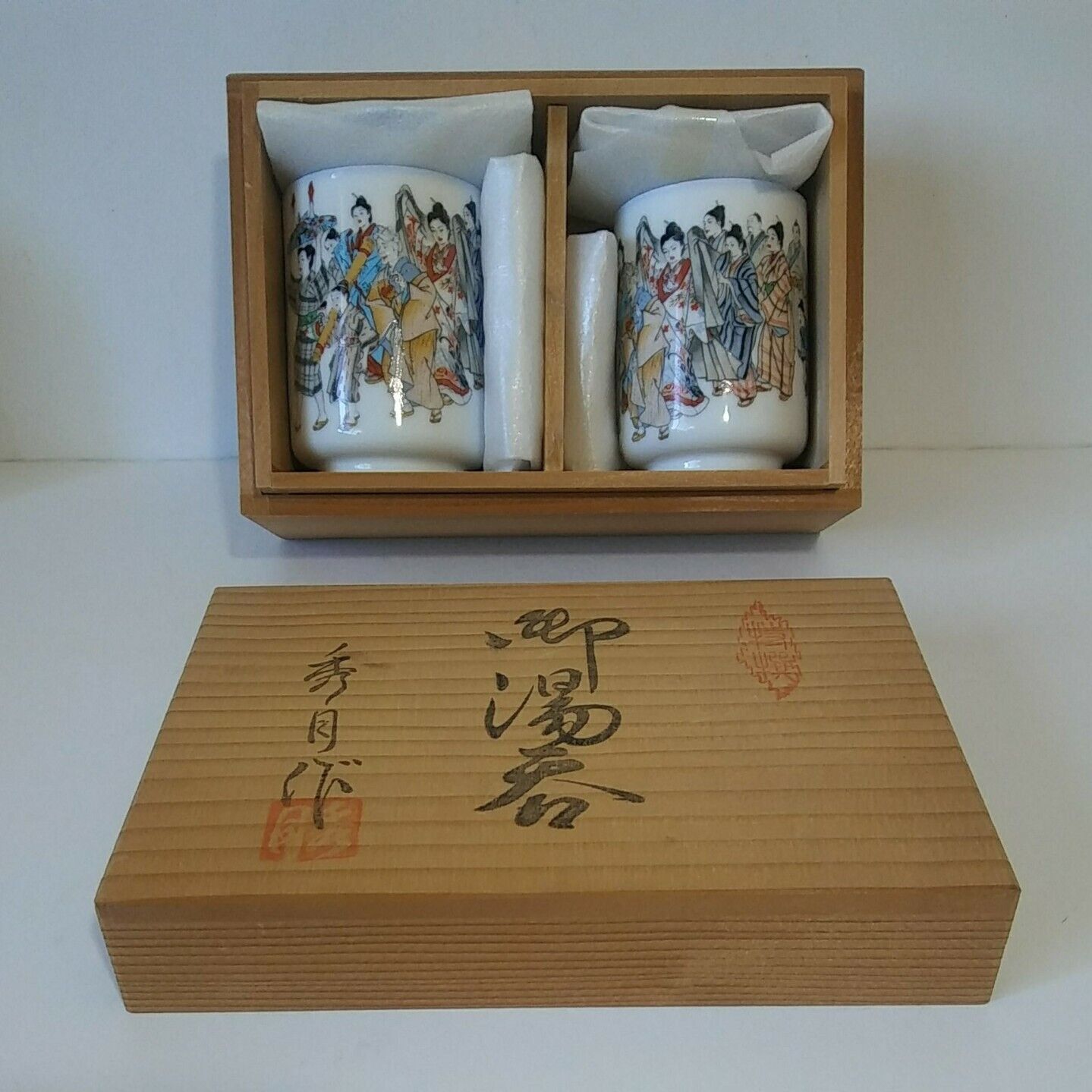 Japanese Hidetsuki Porcelain Tea Cups/Lids Original Crate Festive Scene Vintage