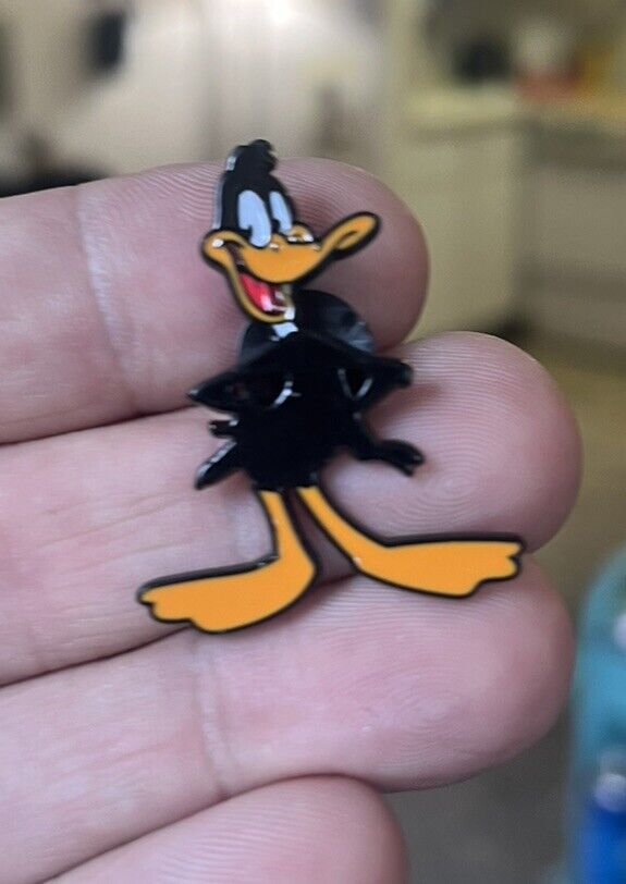 Daffy Duck Looney Tunes enamel pin retro cartoon WB hat lapel Bag Tv Warner 90s