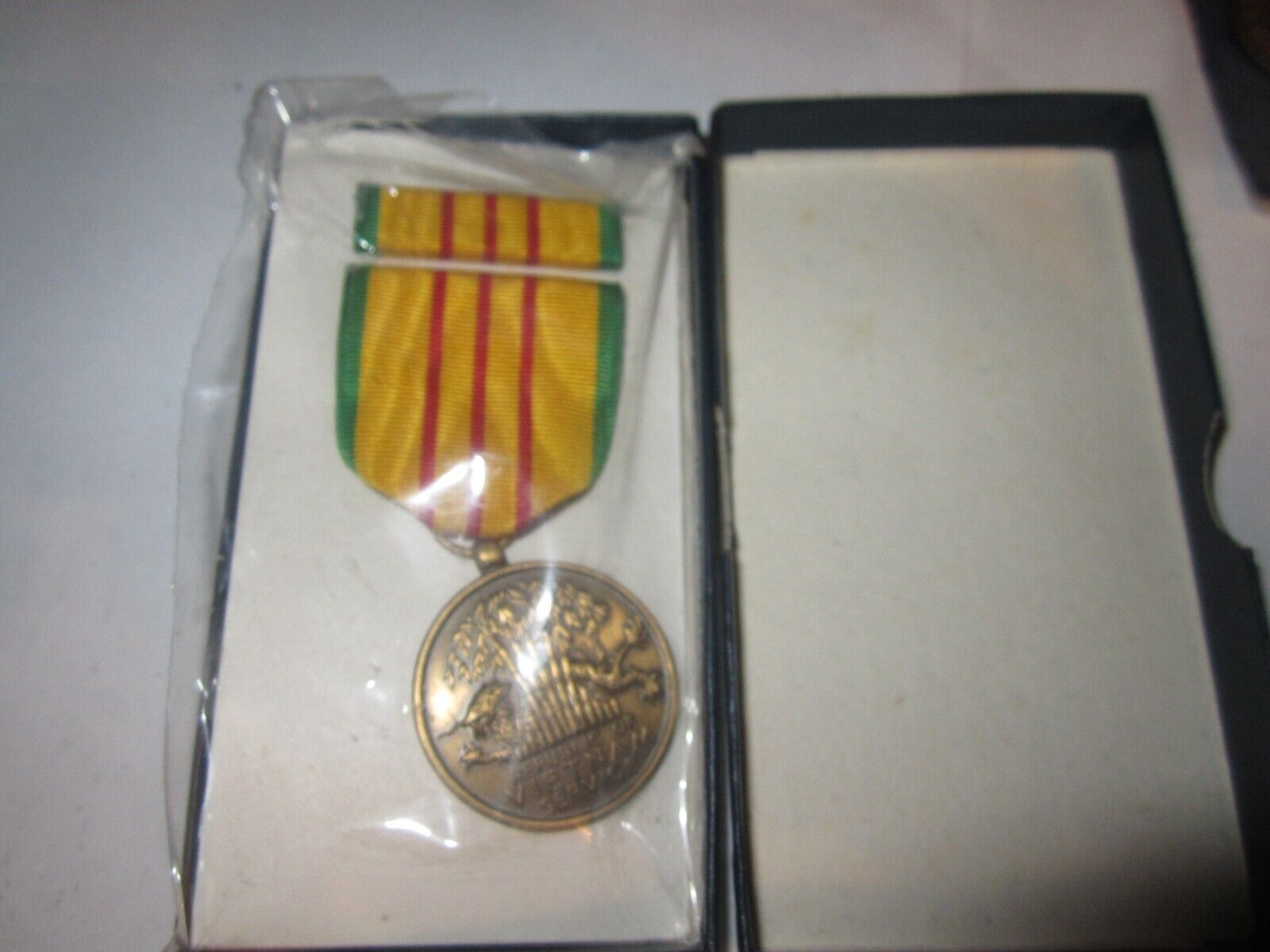 NEW ORIGINAL VIETNAM SERVICE MEDAL SET IN MILITARY GI ISSUE BOX Dated 1969