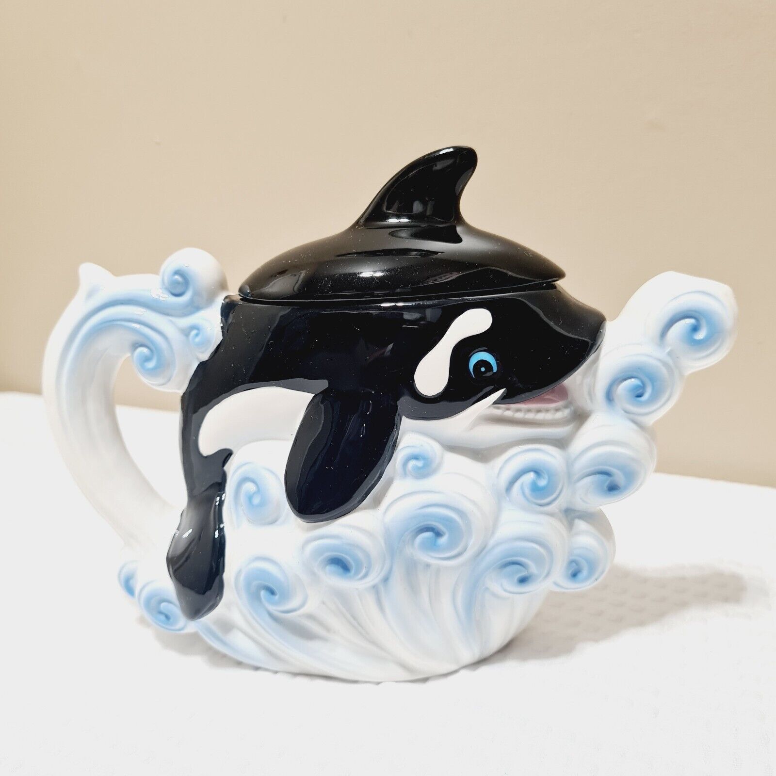 Sea World Shamu Teapot Killer Whale Orca RARE Collectible BEAUTIFUL DESIGN.